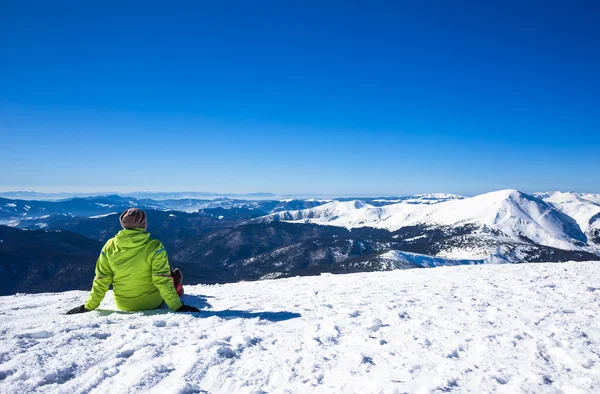 Kadın dağlarda hiking kışın sakin ol — Stok fotoğraf