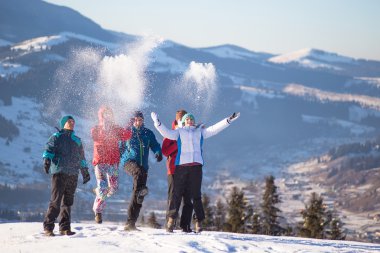 Genç happy friends için kartopu oynamak