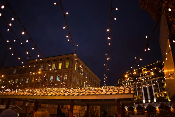 Weihnachtsbeleuchtung in der Stadt — Stockfoto