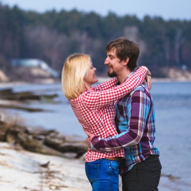 Bahar ormandaki göl yakınındaki seven çift genç zevk