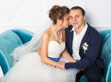 Mutlu genç evlilik çift beyaz Studio