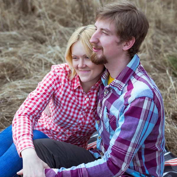 Jonge paar liefdevolle genieten in de buurt van lake in voorjaar bos — Stockfoto