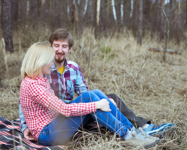 Joven pareja amorosa disfrutar cerca de lago en bosque de primavera —  Fotos de Stock