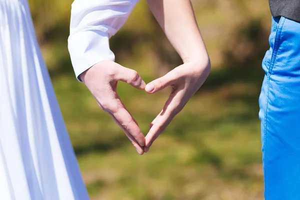 Sposa e sposo fanno il cuore con le mani — Foto Stock