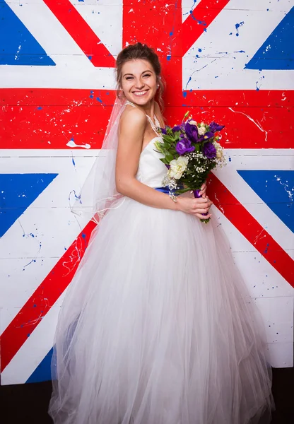 Junge schöne Braut posiert auf englischem Flaggenhintergrund — Stockfoto