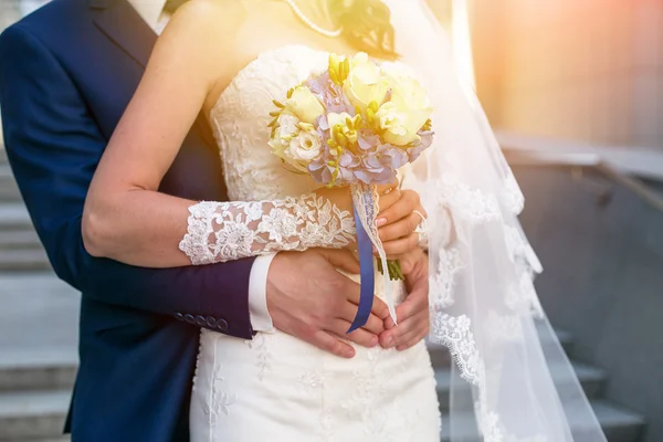 Pareja de boda tomados de la mano en día soleado. Feliz joven novia y novio — Foto de Stock