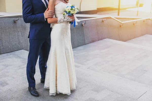 Svatební pár hospodářství ruce v slunečný den. Šťastný mladý ženich a nevěsta — Stock fotografie