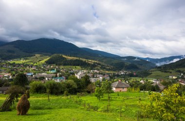 Fırtına öncesi dağ köyü. Bulutlu manzara