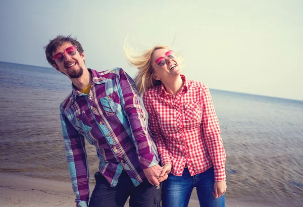 Jeune couple amoureux s'amusant près du lac dans la forêt printanière — Photo
