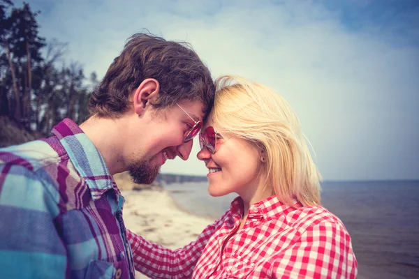 Joven pareja de amor divirtiéndose cerca del lago en el bosque de primavera — Foto de Stock