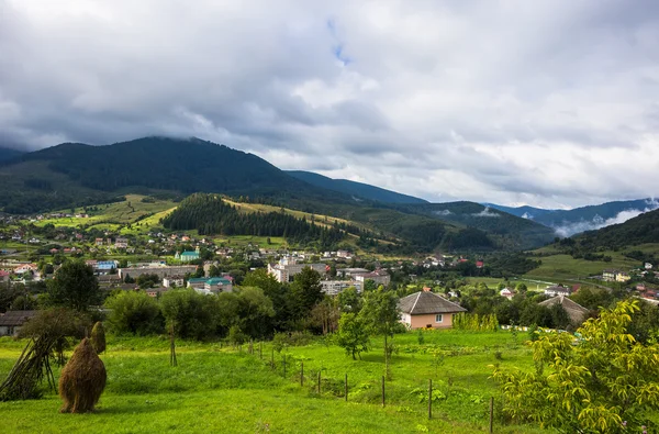 Hegyi falu vihar előtt. Felhős táj — Stock Fotó