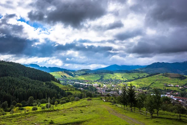 Bergdorf vor Sturm. bewölkte Landschaft — Stockfoto