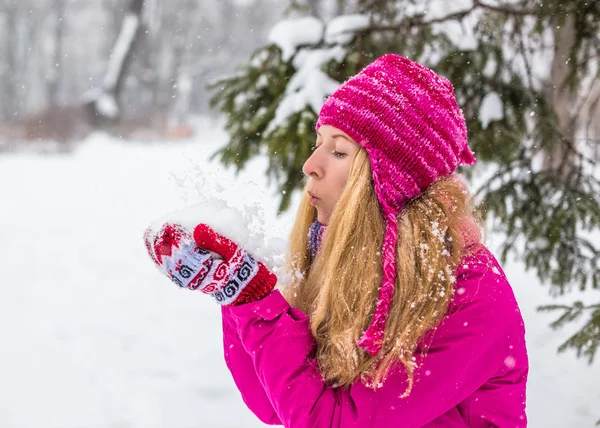 Молодая счастливая женщина наслаждается снегом в зимнем городском парке — стоковое фото