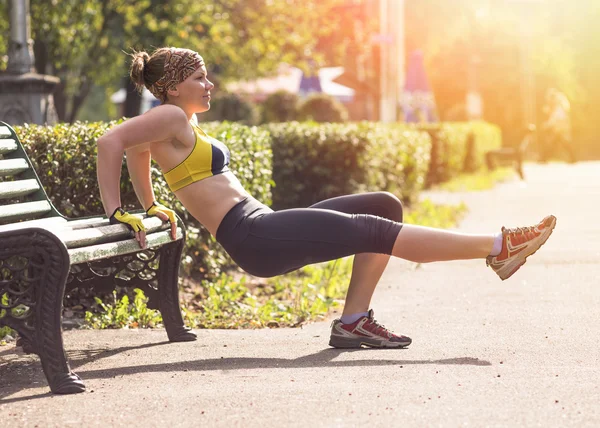 Fitness kvinna göra övningar utomhus crosstraining tränar — Stockfoto