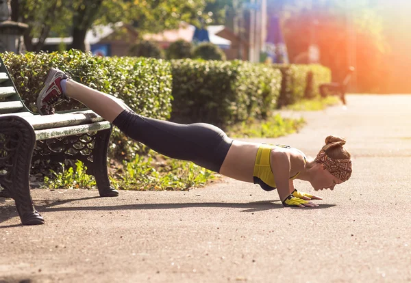 Mujer fitness haciendo ejercicios durante el entrenamiento de entrenamiento cruzado al aire libre —  Fotos de Stock