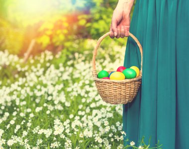 Paskalya yumurtaları sepeti tutan kız