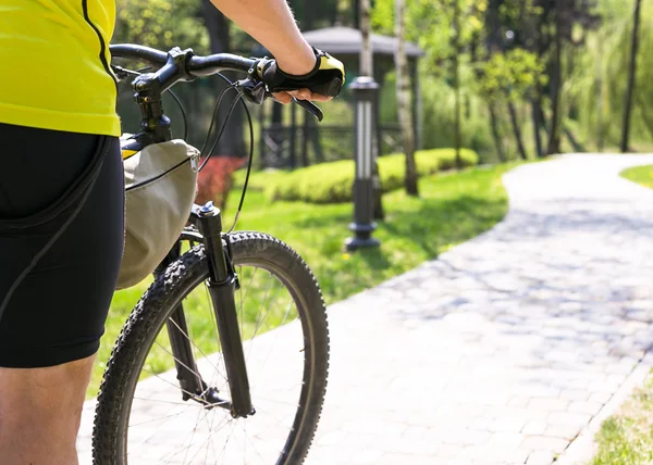 Bisikletçi yolda rides