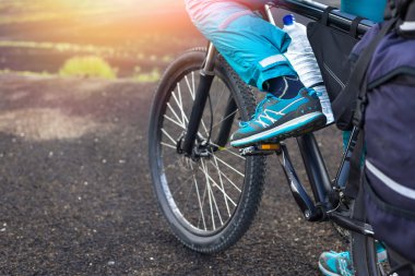 İzlanda'daki yolda mutlu motorcu rides