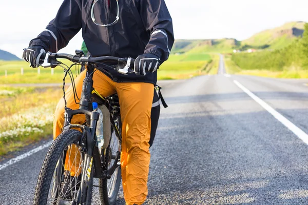 Szczęśliwy, że rowerzysta jeździ na drodze w Islandii — Zdjęcie stockowe