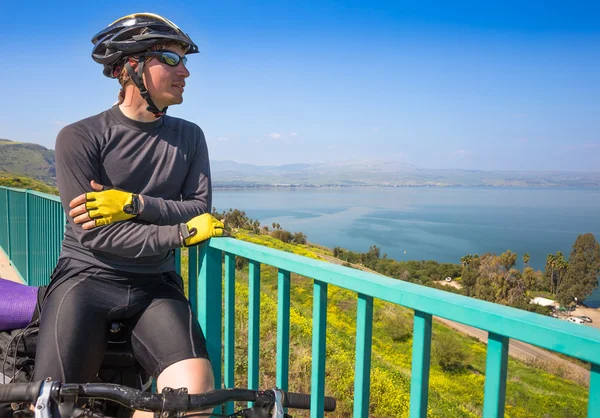 Feliz ciclista cerca del mar de Galilea — Foto de Stock