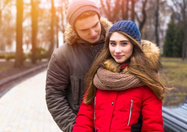 Genç hipster kaç kış park içinde