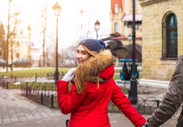 Jonge hipster paar buiten — Stockfoto