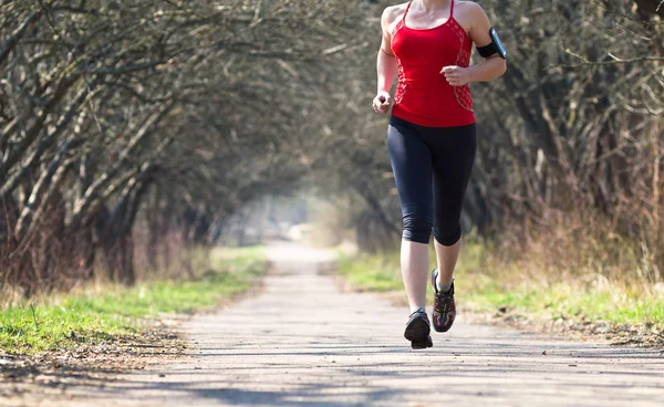 Sport kvinna jogging utanför i morgon — Stockfoto