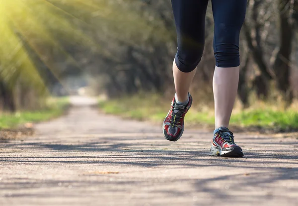 Beine der Sportlerin beim Joggen — Stockfoto