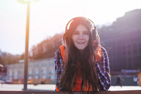 Счастливая девушка слушает музыку — стоковое фото