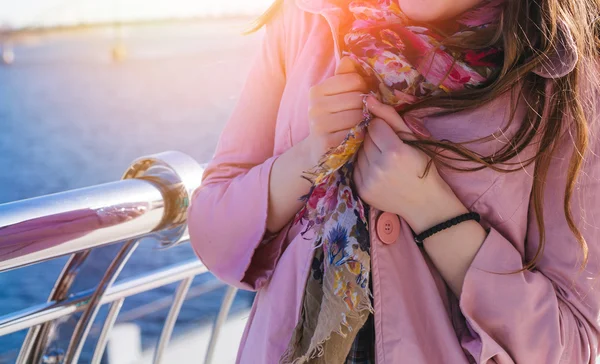 Teen girl relax in city park — Stock Photo, Image