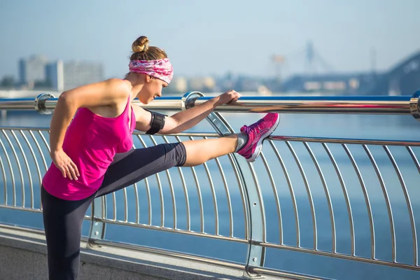 Fitness woman doing exercises — Stock Photo, Image