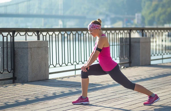 Mujer fitness haciendo ejercicios —  Fotos de Stock