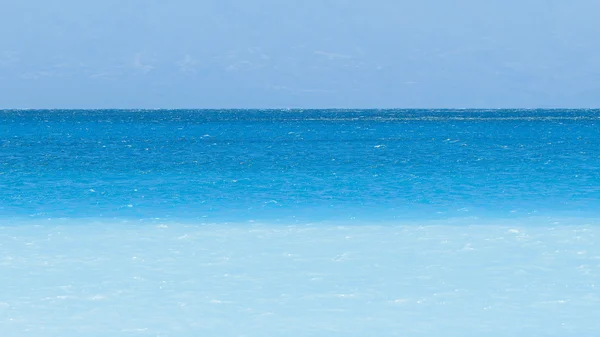 Különböző árnyalatú kék óceán és az égbolt — Stock Fotó