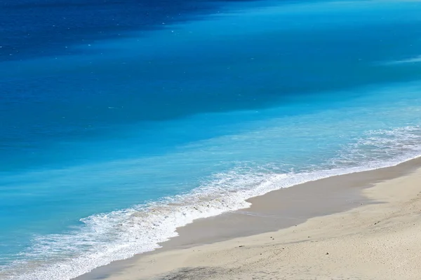 Αποχρώσεις του μπλε σε μια κενή τροπική παραλία Εικόνα Αρχείου