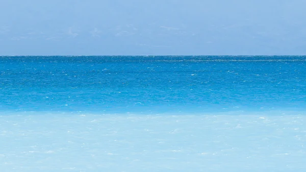 Verschillende tinten blauw in de Oceaan en de hemel Rechtenvrije Stockfoto's