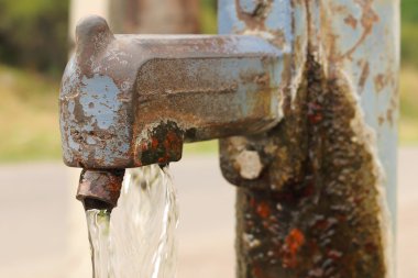 Eski su pompa dokunun