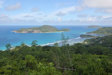 Mavi gökyüzü, mavi deniz ve adalar kez izlendi. Seyşel Adaları