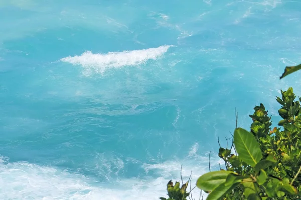 Onda azul solitária perto da costa Ilha Praslin — Fotografia de Stock