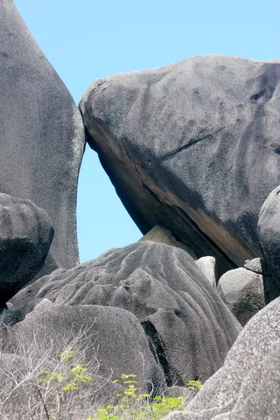 Inusualmente hermosas rocas en la orilla de la isla —  Fotos de Stock