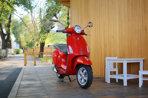 Kafe yakınındaki kırmızı scooter — Stok fotoğraf