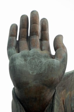 Handbreadth beyaz bir arka plan üzerinde bir Buda'nın üzerinde oturum