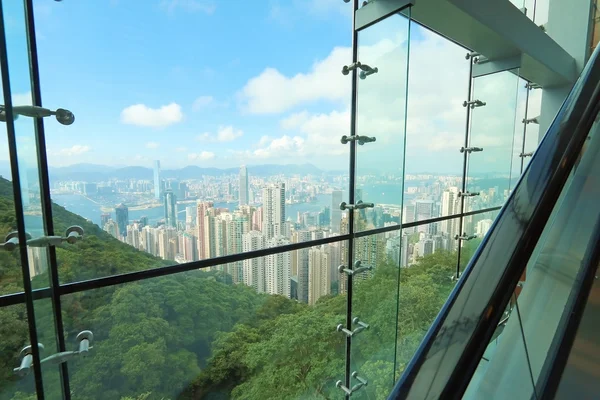 Uitzicht op Hong Kong via de glazen structuur Rechtenvrije Stockafbeeldingen