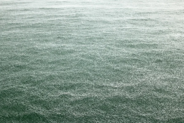 Торрентиальний дощ на морі — стокове фото