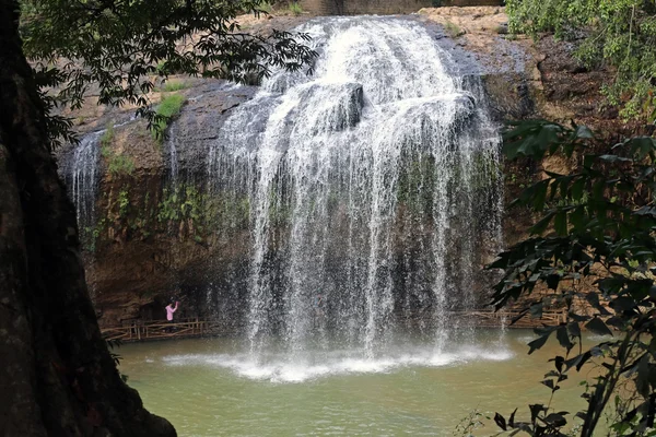 Vietnamské vodopád teče z džungle — Stock fotografie