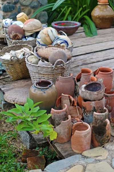 Stillleben von altem Geschirr, zerbrochenen Töpfen und Körben — Stockfoto