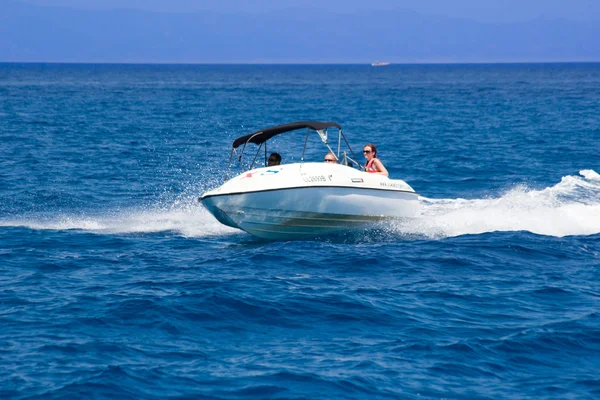 Having fun on a boat — Stock Photo, Image