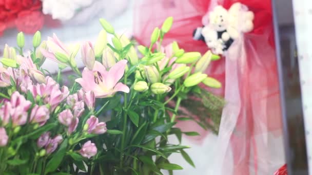 Hermosas flores brillantes en rosas ramo, crisantemo — Vídeo de stock