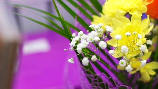 Красиві яскраві квіти в букетних трояндах, хризантема — стокове відео