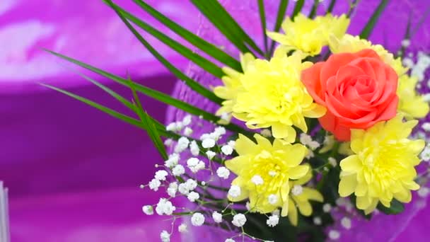 Hermosas flores brillantes en rosas ramo, crisantemo — Vídeos de Stock