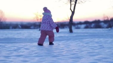Küçük kız kış güneşin oynamayı